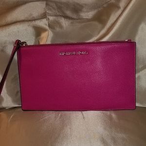 Wristlet purse